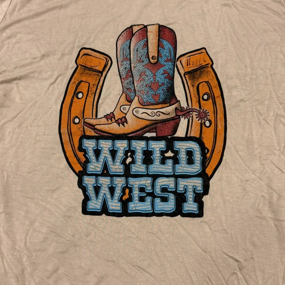 American Bling Womens Wild West Graphic T-Shirt Tan Cowboy Boots Horseshoe Med - Picture 2 of 6